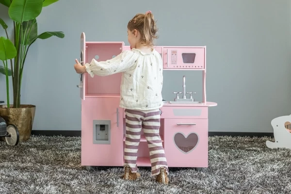 Evi ist 3 Jahre alt und 100 cm groß