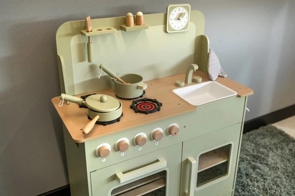 Voll ausgestattete Kinderküche
