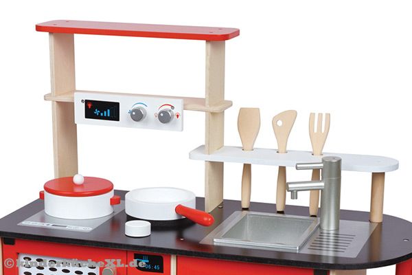 Inklusive Töpfen und Pfannenwendern.