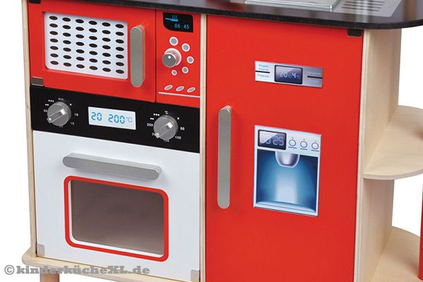 Ausgestattet mit Mikrowelle, Ofen und Kühlschrank.