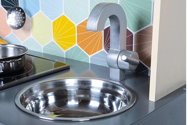 Waschbecken mit Wasserhahn