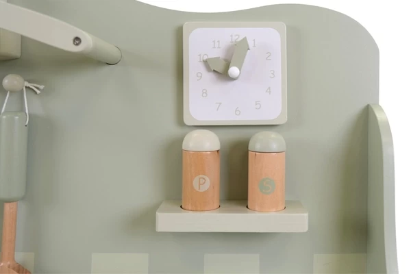 Uhr und Salz- und Pfefferstreuer