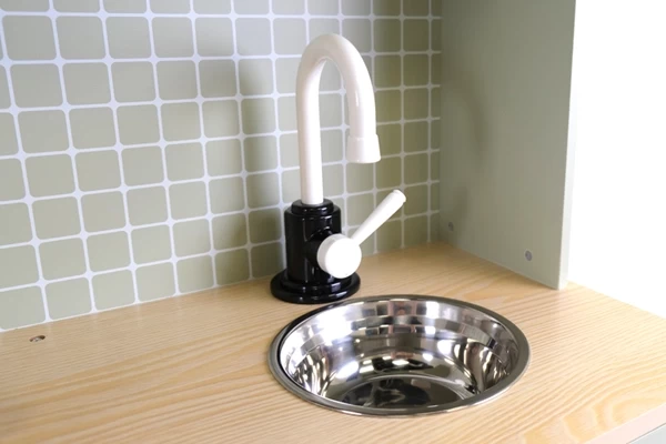 Wasserhahn und Waschbecken