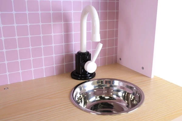 Wasserhahn und Waschbecken