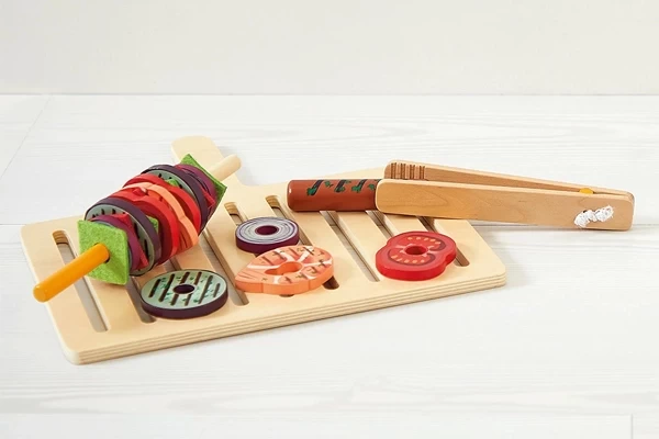 Leckeres Essen auf den Grill legen