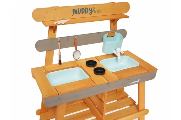 Hölzerne Outdoor-Küche zum Experimentieren