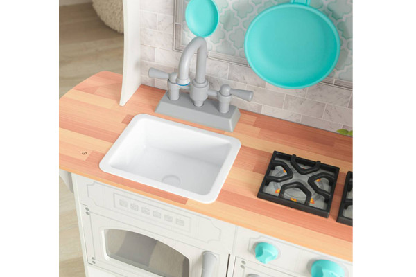 Inklusive Wasserhahn und Spüle.