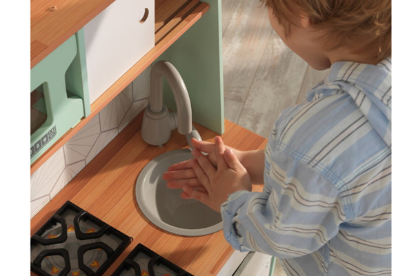 Hände waschen in der Spüle.