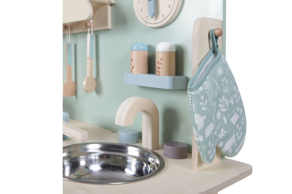 Inklusive Wasserhahn und Spüle.