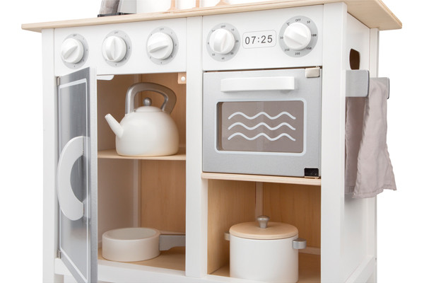 Mikrowelle und Pfeifkessel.