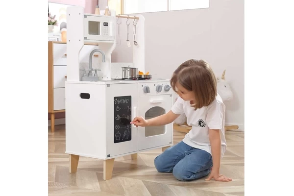 Mit Kreidetafel, Stiften und Radiergummi