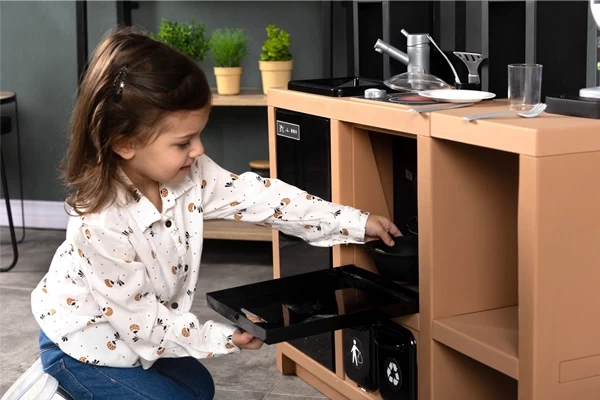 Die Backofentür lässt sich öffnen und schließen