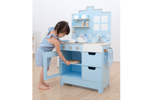 Ausgestattet mit einem Ofen.