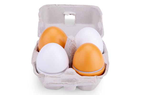 Zwei braune und 2 weiße Eier.