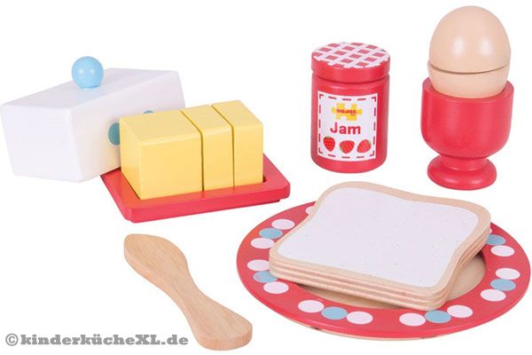 Mit u.a. Teller, Frühstücksei und Marmelade.