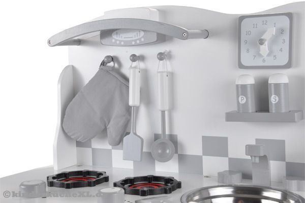 Inklusive 8 Accessoires wie Topf und Pfannenwender.