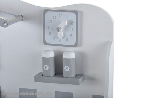 Detail: Uhr und Salz- und Pfefferstreuer.