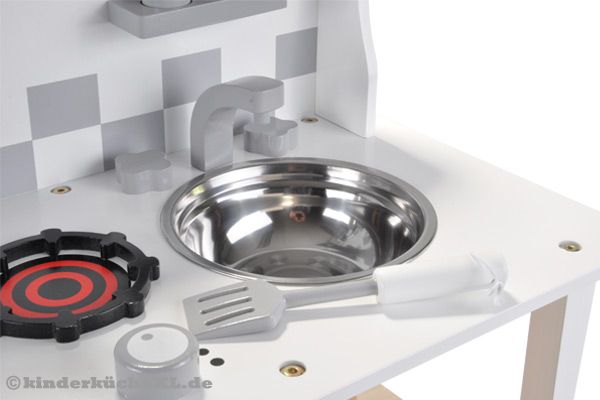 Die Spüle ist herausnehmbar. Mit Wasserhahn.