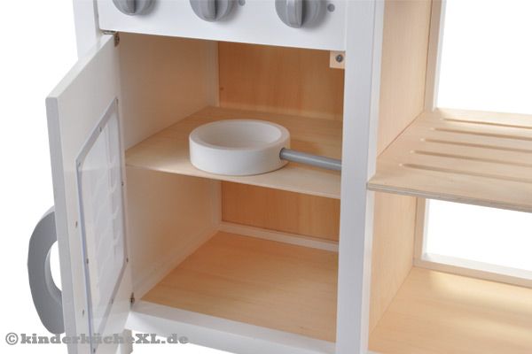 Die Klappe des Ofens kann geöffnet und geschlossen werden.