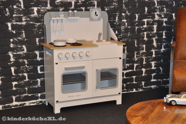 Ausgestattet mit Küchengerätschaft.