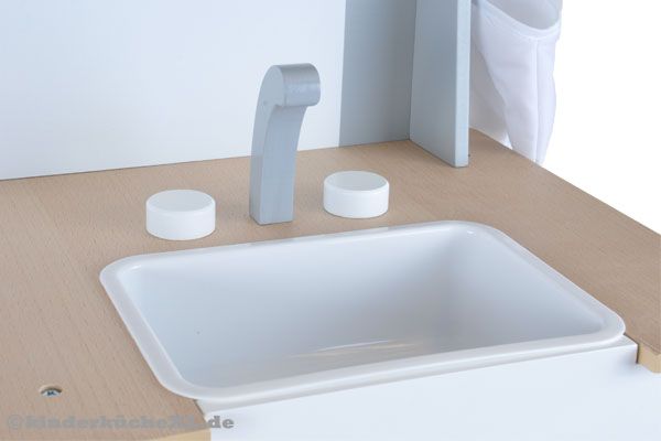 Mit Wasserhahn und herausnehmbarer Spüle.