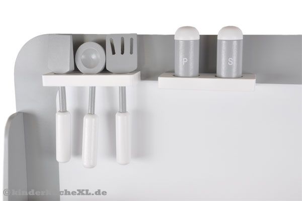 Salz- und Pfefferstreuer sowie Pfannenwender stehen bereit.