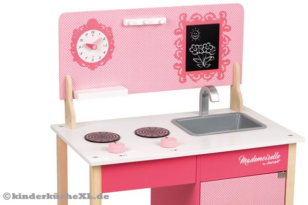 Inklusive u.a. Uhr, Tafel und Wasserhahn mit Spüle.