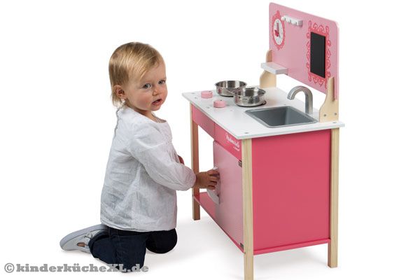 Diese Kinderküche aus Holz bietet Spielspaß pur.