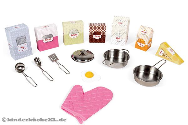 Mit 15 Küchenaccessoires, u.a. Töpfe und Pfannenwender.