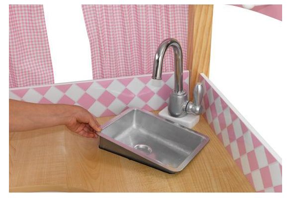 Mit Wasserhahn und herausnehmbarer Spüle.