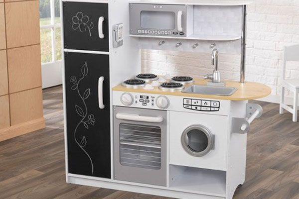 Mit einer Waschmaschine, einem Backofen, einer Mikrowelle und einem Kühlschrank.