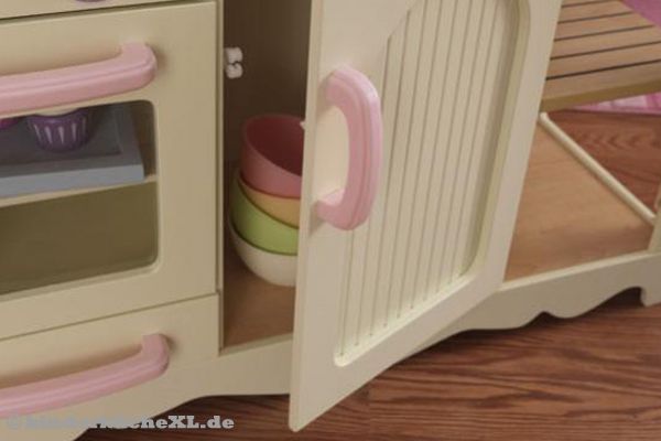 Ausgestattet mit Küchenschrank.