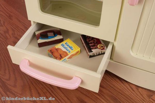 Unterm Ofen befindet sich zusätzlich eine Schublade.