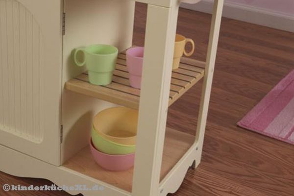 Im offenen Regal ist Platz für Becher und Teller.