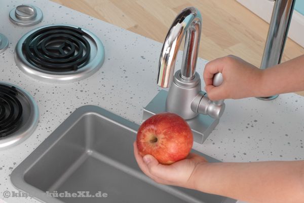 Wasserhahn mit Spüle.