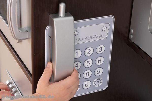 Auch ein Telefon fehlt nicht in dieser modernen Küche.