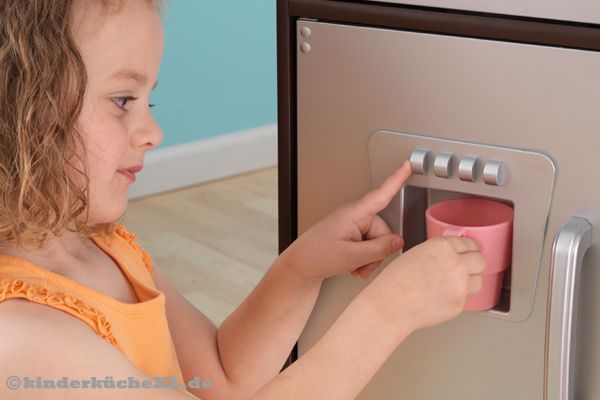 Wer möchte Kaffe? Frischer Espresso für Mama oder die Puppe.