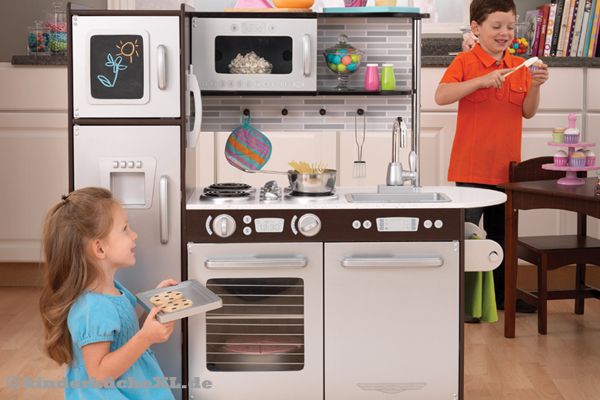 Eine Spielküche die Platz bietet für mehrere Kinder.