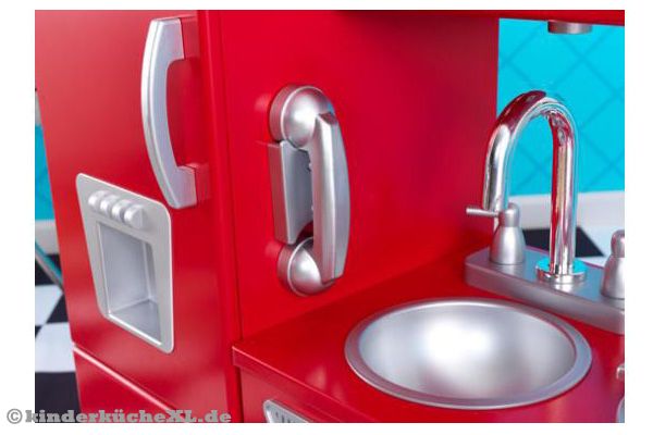 Mit Wasserhahn und runder Spüle.