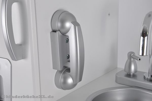 Sogar ein Telefon gibt es in dieser Küche.