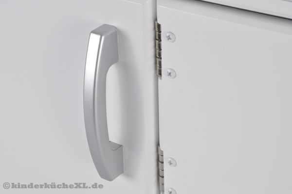 Holz Griffe an den Schranktüren.