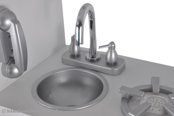 Inklusive Wasserhahn und herausnehmbarer Spüle.