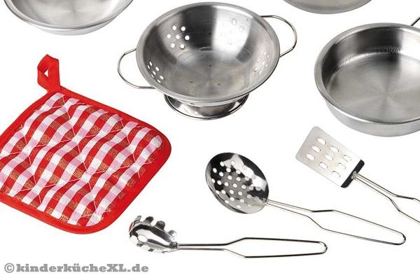 Mit Kochgeschirr und Topflappen.