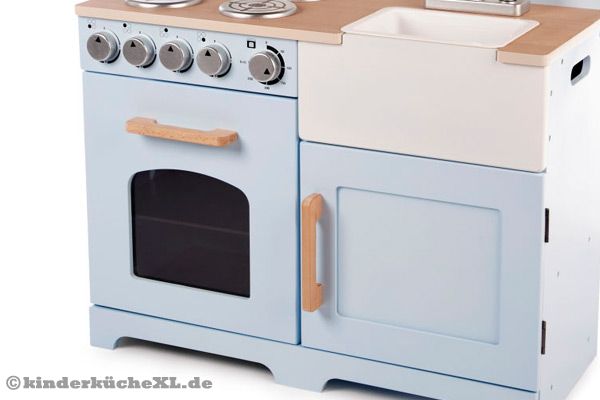 Unter der Spüle befindet sich noch ein Küchenschrank.