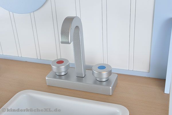 Der Wasserhahn hat einen Kalt- und Warmwasser Griff.