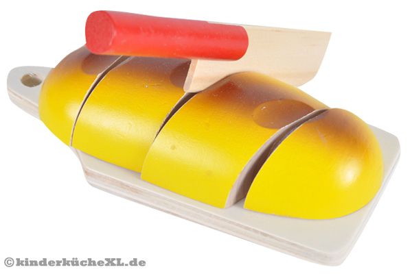 Das Brot wird mit dem Holz Messer in Scheiben geschnitten.